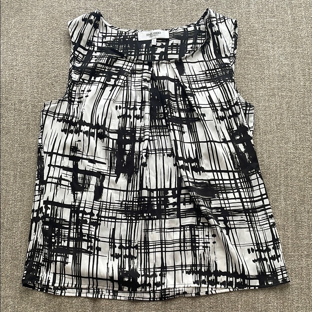 Jones Studio Women Size M Black and White Sleeveless Rounded Top
